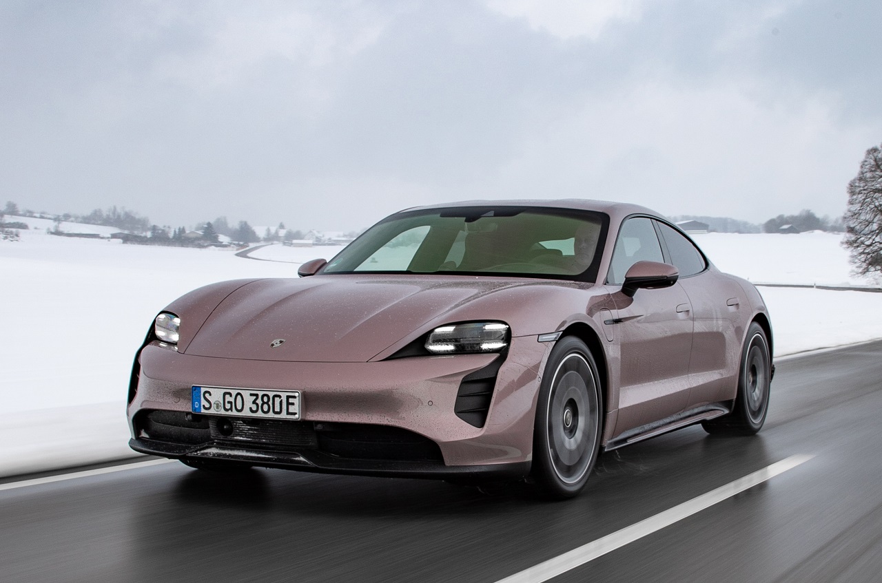 Белый porsche taycan