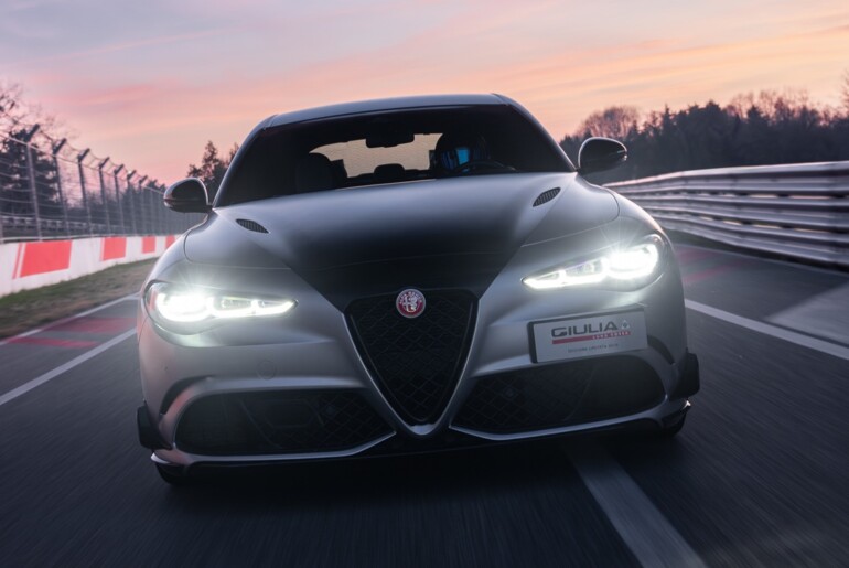 Alfa Romeo Giulia Quadrifoglio Luna Rossa preizkušena na stezi Balocco