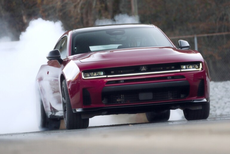 Dodge Charger prihaja v Evropo: električni in bencinski ¨muscle car¨ z do 670 KM