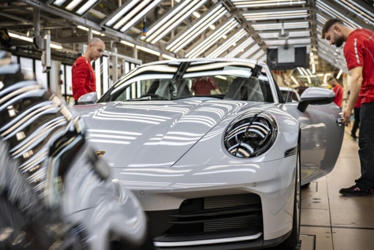 Porsche razkriva visoke plače zaposlenih in hkrati napoveduje odpuščanja: ogroženih do 4.000 delovnih mest
