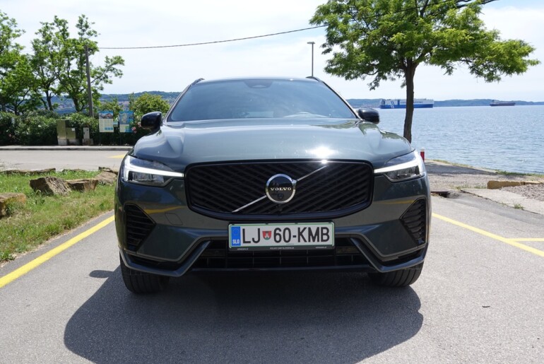 Volvo XC60 T6: švedski SUV, ki združuje električno tišino in moč 349 KM
