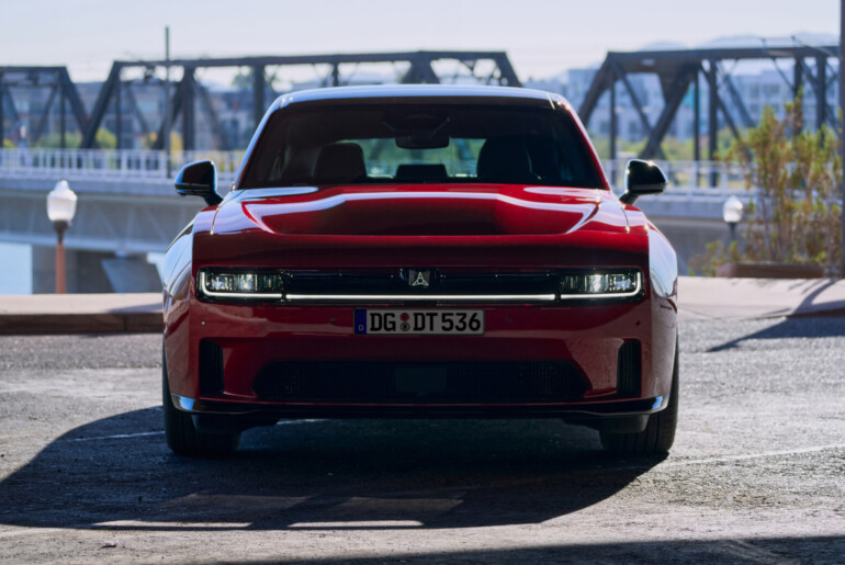 Novi Dodge Charger: legendarni ¨muscle car¨ vstopa v električno dobo z neokrnjeno identiteto