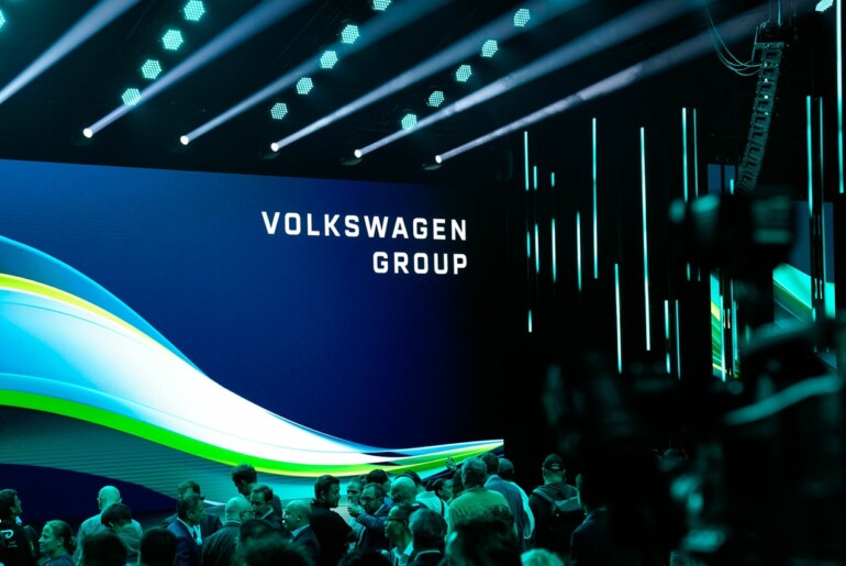Volkswagen močno znižal napoved za 2026: Porsche in Kitajska poglabljata težave